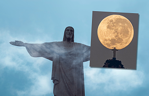 Zjawiskowe zdjęcie pomnika Chrystusa Odkupiciela z Rio. Wygląda, jakby trzymał Księżyc