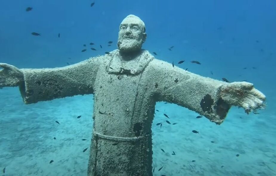Figura Ojca Pio na dnie morza! Obejrzyj te fascynujące zdjęcia
