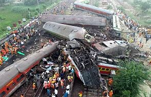 Ponad tysiąc ratowników pracuje na miejscu katastrofy kolejowej w Indiach