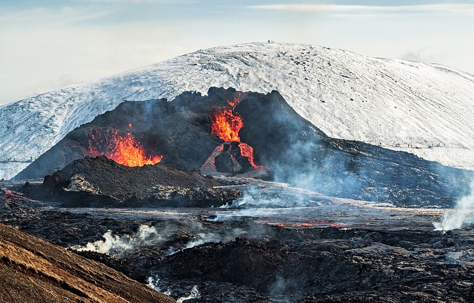 Erupcja wulkanu na Islandii. Z krateru zaczyna wydobywać się lawa [WIDEO]