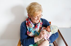Wolontariusze seniorzy zaopiekują się noworodkami w poznańskim szpitalu
