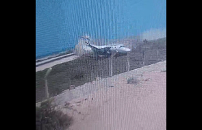 Przerażające nagranie z lądowania. Samolot wbił się w ogrodzenie i pękł na pół [WIDEO]