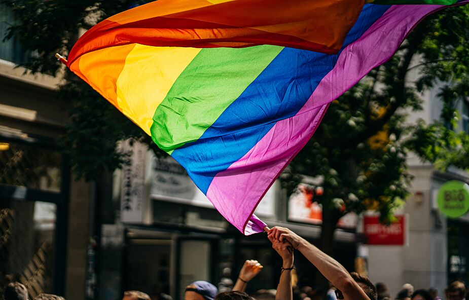 Belgijski parlament zakazał wykonywania terapii konwersyjnych osób LGBT+