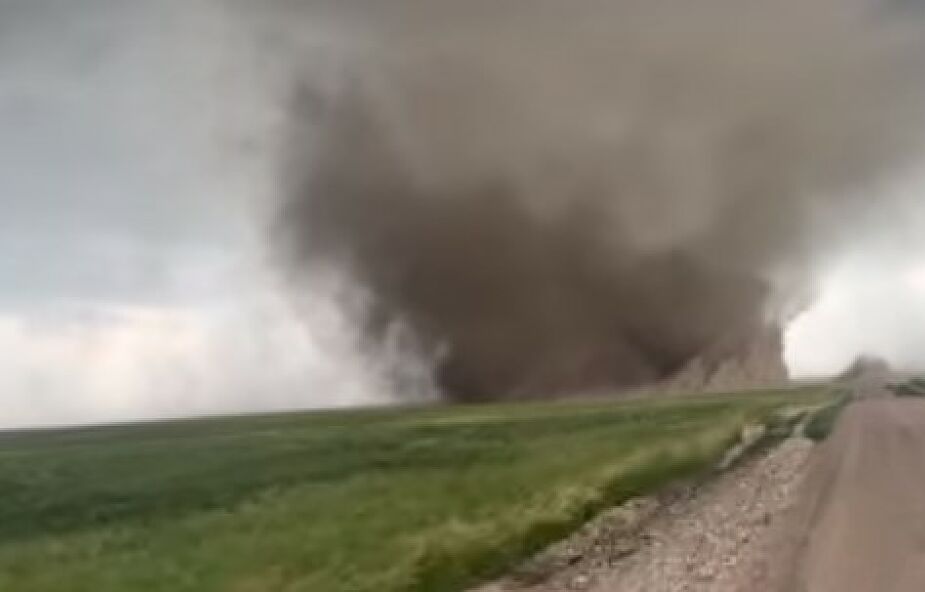 Amerykański meteorolog pokazuje, jak wygląda tornado z bliska [WIDEO]