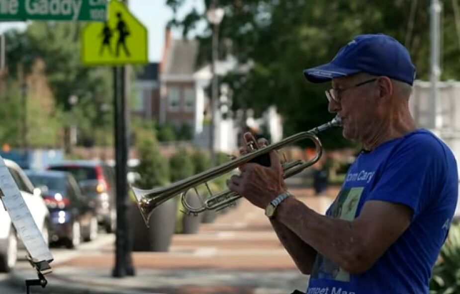 83-letni mężczyzna zostaje ulicznym muzykiem, by zebrać pieniądze na badania nad chorobą Alzheimera