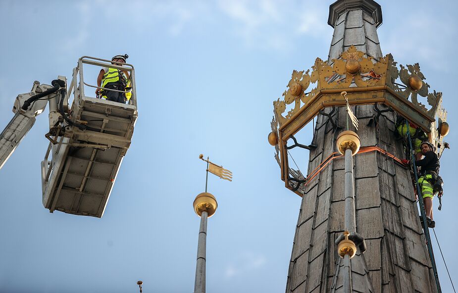 Z wieży mariackiej w Krakowie zdjęto koronę, która jest tam od 395 lat. Jaki jest powód?