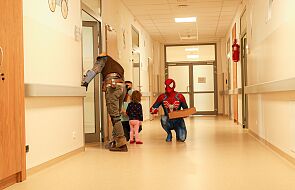 Żwawym krokiem przemierzają korytarze szpitali, niosąc uśmiech i nadzieję. Kim są Superbohaterowie?