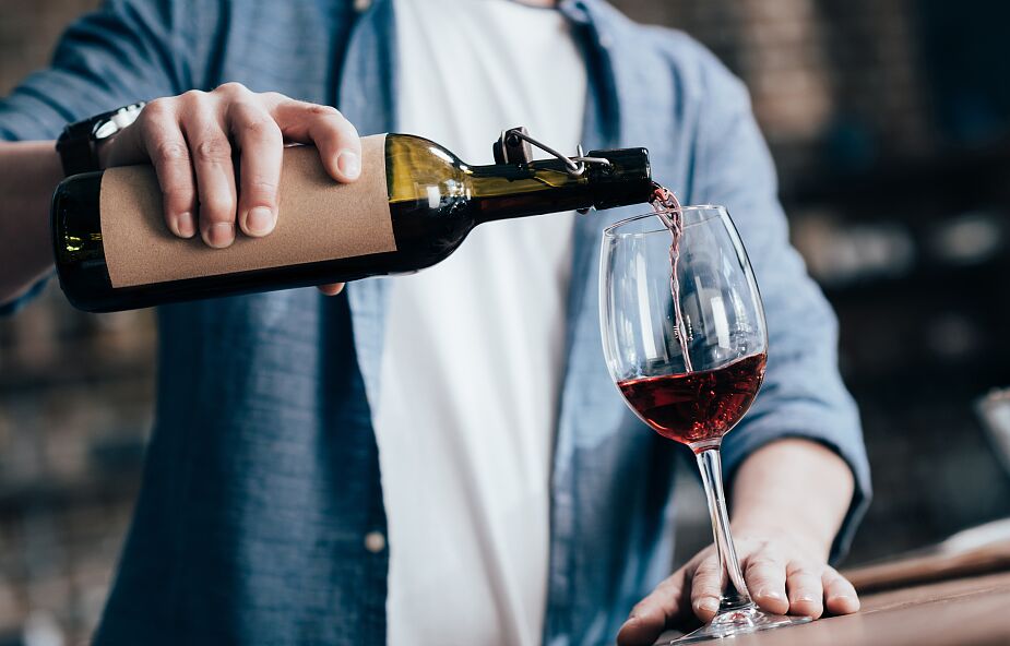 Francja: Już prawie nikt nie pije czerwonego wina. Rząd będzie karczował winnice