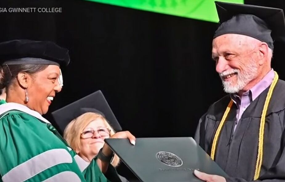72-latek właśnie ukończył studia. Wspierała go 98-letnia matka