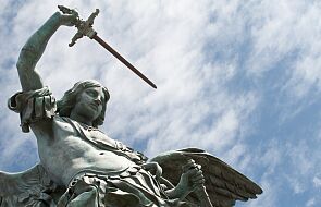 "Prawo dotyczące laicyzacji zostało wypaczone". Francuzi przesuną statuę św. Michała o 13 metrów