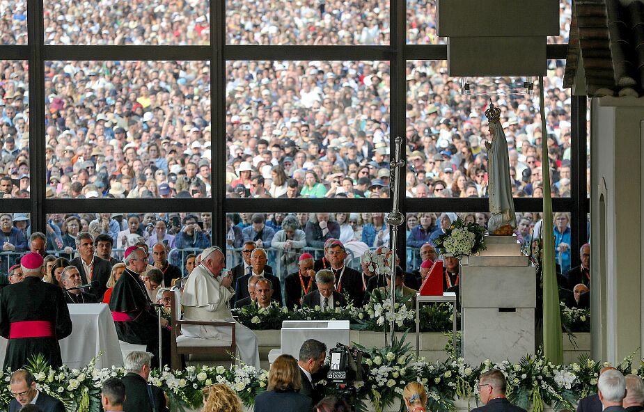 Fatima: 200 tys. wiernych z całego świata na modlitwie różańcowej z papieżem