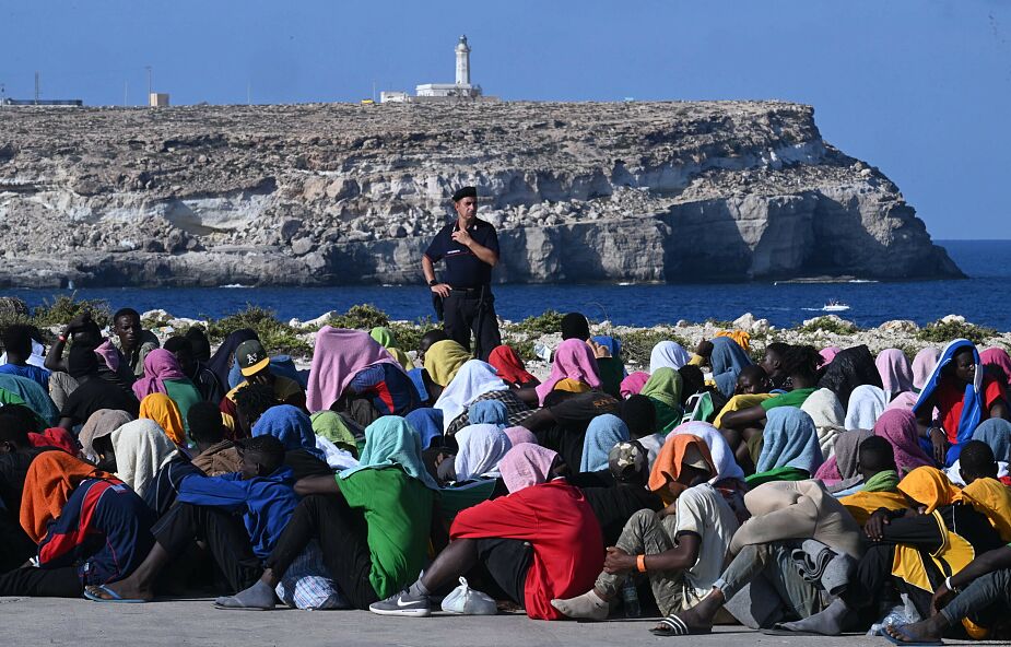 Dramat na Lampedusie: Migrantów dwa razy więcej niż mieszkańców, w łodzi znaleziono martwe dziecko