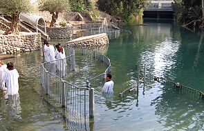 Jordania: pomimo wojny rekordowa liczba odwiedzających miejsce chrztu Jezusa nad Jordanem