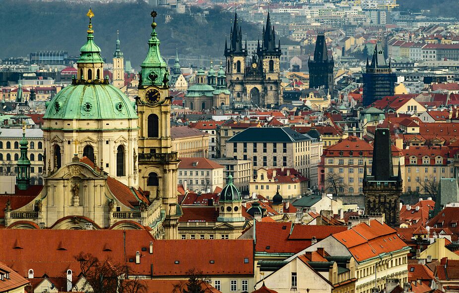 Karmelitanki z Pragi własnoręcznie przebudowują zrujnowane gospodarstwo na klasztor