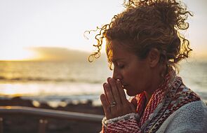 Wieczorna modlitwa, która pomoże ci zapanować nad niepokojem