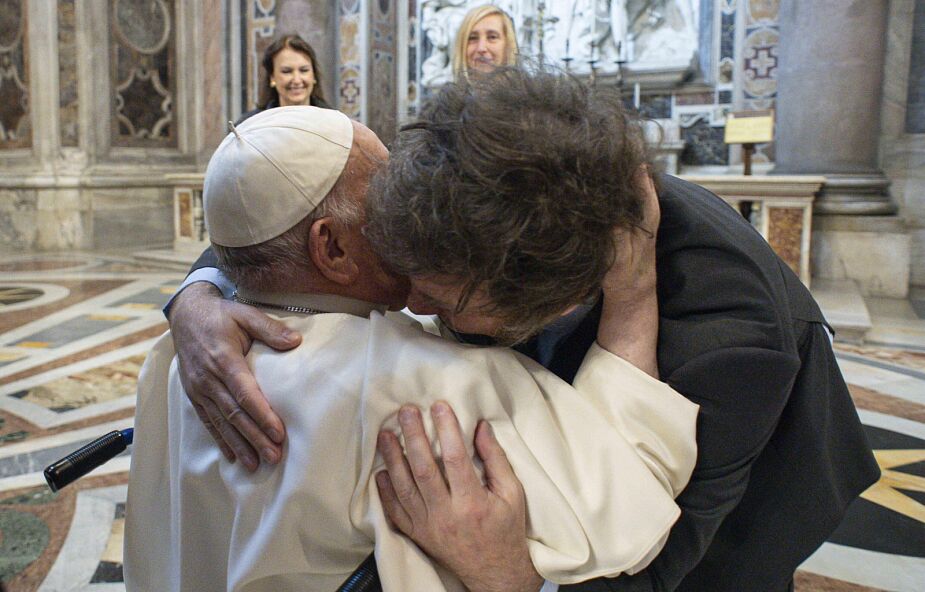 Prezydent Argentyny objął papieża i przytulił się do niego