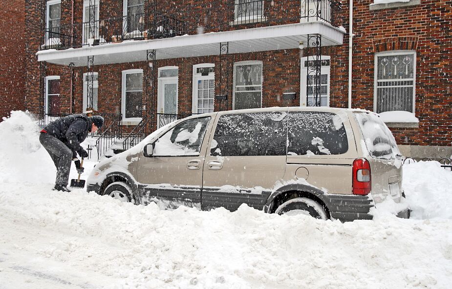 Ponad 120 tys. odbiorców bez prądu w Quebecu po opadach śniegu