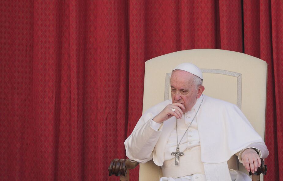 Kontrowersyjna wypowiedź Franciszka o "białej fladze" i Ukrainie. Watykan komentuje słowa papieża