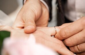 Czy po ślubie trzeba zawsze nosić obrączkę? Ksiądz wyjaśnia