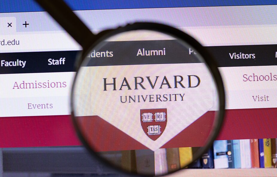 USA/ Harvard usuwa okładkę z ludzkiej skóry z książki w swej bibliotece