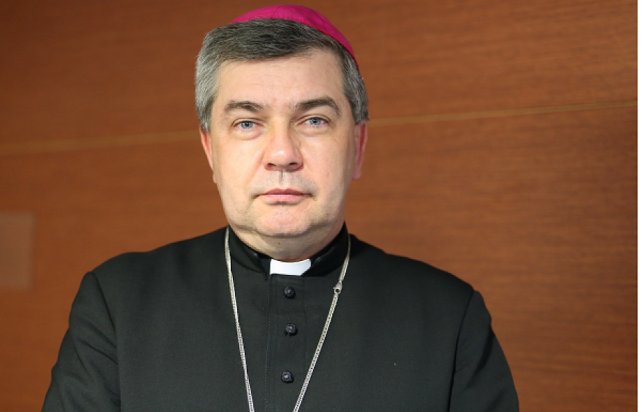 Bp Osial: Kościół nie udźwignie ciężaru finansowania religii przy parafii. A nauczyciele stracą pracę i utrzymanie