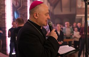 Bp Artur Ważny po objęciu diecezji sosnowieckiej modlił się z wiernymi na uwielbieniu