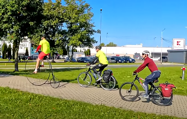 Poruszająca historia strażaka. Przejechał 2,7 tys. km na 150-letnim bicyklu, by ratować swoją córkę
