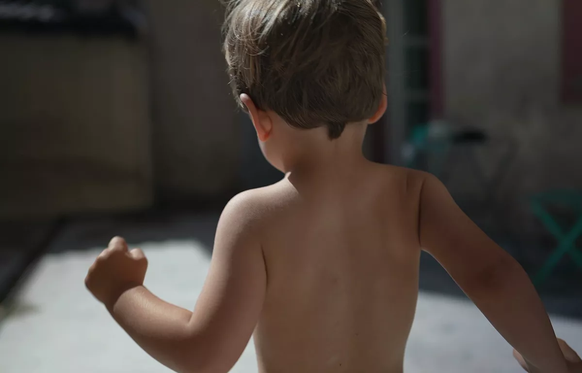 To była scena jak z filmu. Ojciec skoczył i uratował czterolatka spadającego z drugiego piętra